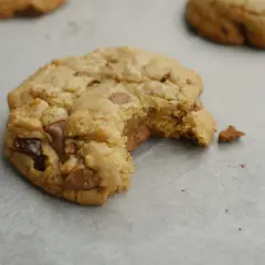 En sega chocolate chip cookies med en bit tagen. Perfekt för ett recept på sega chocolate chip cookies.