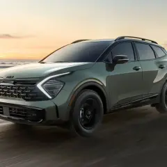 Kia Sportage verde en la playa al atardecer. ¿Buscas información sobre foro Kia Sportage problemas?