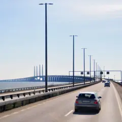 Jadąc mostem Malmo Kopenhaga, mijamy rzędy latarni i inne samochody.