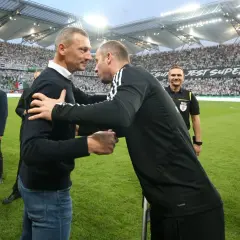 Mauricio Pellegrino wita się z trenerem na tle trybun stadionu.