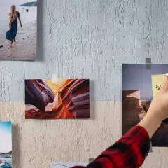 Inspiracja na ścianie: jak powiesić obraz z widokiem na naturę i klify.