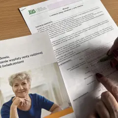 Wniosek o zbieg świadczeń z rentą rodzinna. Kobieta wypełnia dokument ZUS, by połączyć rentę rodzinną z innymi świadczeniami.