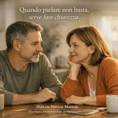 Coppia in un momento di riflessione, forse con dubbi sulla sessualità di mio marito. La psicologa Patrizia Marzola offre supporto.