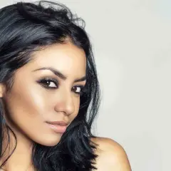 Mujer con piel morena, ojos marrones y cabello negro azabache. Un color de pelo para piel morena que realza su belleza natural.