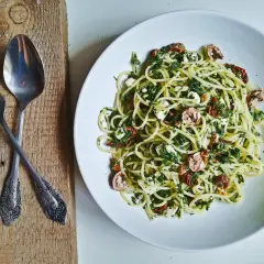 Szybkie spaghetti ze szpinakiem i fetą - pyszny wegetariański przepis