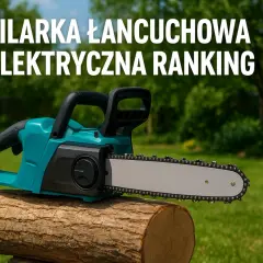 Turkusowa pilarka łańcuchowa elektryczna leży na pniu drewna na tle zielonego ogrodu.