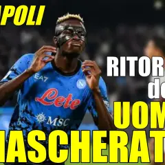 Il ritorno dell'uomo mascherato a Napoli, un vero "guaglione" che fa impazzire i tifosi.