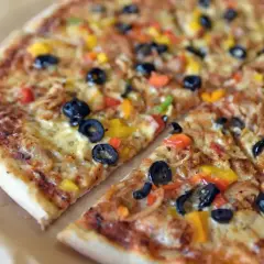 Pyszne rodzaje pizzy z oliwkami, papryką i serem. Idealna na spotkanie z przyjaciółmi.