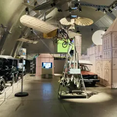 På tekniska museet visas gamla bilar, ett flygplan och en motor.