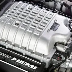 Silnik Hellcat z napisem "SUPERCHARGED HEMI" i emblematem rysia.