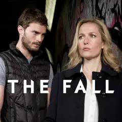 En man och en kvinna står framför en graffiti-klädd vägg. Texten "THE FALL" syns tydligt.
