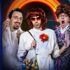 Trzech panów w perukach i śmiesznych strojach, gotowych na występ. To zapowiedź kabaretu Neo-Nówka i ich wszystkich skeczy.