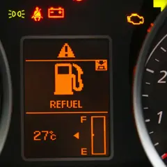 Na desce rozdzielczej świeci się kontrolka niskiego poziomu paliwa. Nie wiadomo, ile km na rezerwie pozostało, ale czas na tankowanie.
