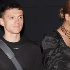 Zendaya i Tom Holland na premierze. Tom w czarnej bluzie Prada, Zendaya w eleganckiej czarnej sukni z naszyjnikiem.