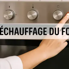 Une main appuie sur le bouton d'un four, indiquant le préchauffage du four.