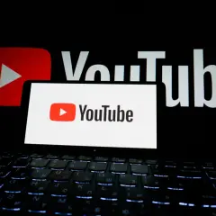 Logo YouTube na ekranie laptopa, podświetlana klawiatura. Zastanawiasz się, ile zarabia youtuber?
