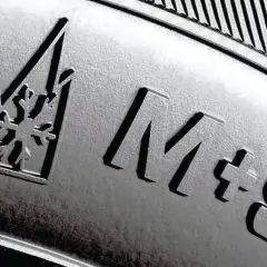 Oznaczenie opon zimowych: symbol płatka śniegu w trójkącie i napisy M+S.