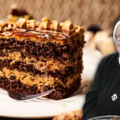 Pyszna babka orzechowa siostry Anastazji, z kremem orzechowym i polewą. Obok uśmiechnięta zakonnica.