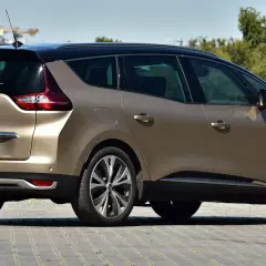 Złoty, dwukolorowy Renault Scenic, idealny na rodzinne wycieczki. Duże samochody rodzinne to komfort i przestrzeń dla każdego.