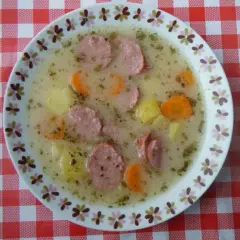 Pyszny żurek z ziemniakami, kiełbasą i jajkiem. Idealny przepis na sycący obiad.