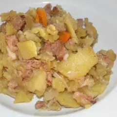 Pyszny kociołek z mięsem i ziemniakami, idealny przepis na sycący obiad.