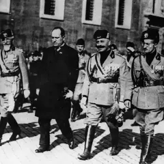 Mussolini und seine Anhänger marschieren auf Rom.