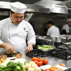 Ile zarabia szef kuchni w hotelu? Zaskakujące różnice w pensjach