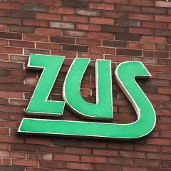 Zielone litery ZUS na ceglanej ścianie. Zastanawiasz się, jak długo jeszcze będzie działał mały zus plus?