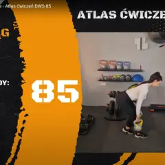 Kobieta wykonuje martwy ciąg na jednej nodze z kettlebell. Na ekranie tytuł ćwiczenia i lista błędów.