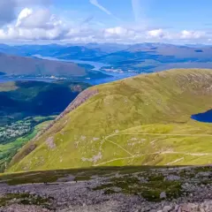 Widok z najwyższego szczytu Wielkiej Brytanii, Ben Nevis, na malownicze jezioro i górzysty krajobraz Szkocji.