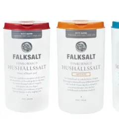 Fyra burkar Falksalt: en med rosa lock för äkta himalayasalt, en med rött lock för hushållssalt utan jod, en med orange lock för hushållssalt med jod och en med blått lock för medelhavssalt.