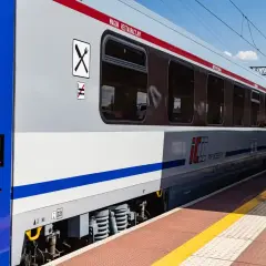 Wagon restauracyjny w pociągu TLK. Czy w pociągu TLK jest wars? Tak, ten wagon to dowód.