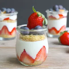 Erdbeeren-Dessert im Glas mit Joghurt und Blaubeeren, eine köstliche low carb Option.