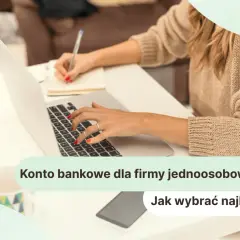 Kobieta pisze na laptopie, szukając informacji, gdzie założyć konto firmowe dla swojej jednoosobowej działalności.