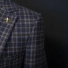 Stylizacje z granatową marynarką: 10 inspiracji na każdą okazję