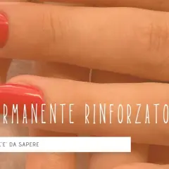 Unghie rosse perfette, un esempio di estetica unghie curata. Semipermanente rinforzato per mani impeccabili.