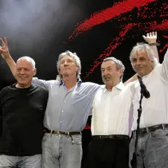 Czterech członków Pink Floyd: David Gilmour, Roger Waters, Richard Wright i Nick Mason, świętuje na scenie. Historia zespołu Pink Floyd w składzie.