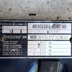 Tabliczka znamionowa Mercedesa z danymi technicznymi. Warto sprawdzić carvertical opinie przed zakupem takiego auta.