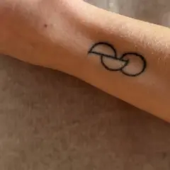 Ein feines Tattoo auf dem Unterarm symbolisiert Hoffnung und Leben. Dieses Organ-Spende-Tattoo ist ein Zeichen der Großzügigkeit.