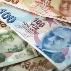Turecka lira, czyli jaka waluta do Turcji? Na zdjęciu banknoty 100 i 20 lir tureckich z wizerunkami Atatürka.