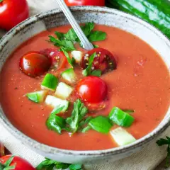 Erfrischender Gazpacho, garniert mit Tomaten und Gurken. Ein perfektes Gazpacho Rezept für heiße Tage.