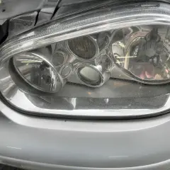 Reflektor przedni Golf 4, widoczne żarówki. Czysty klosz, gotowy do jazdy.