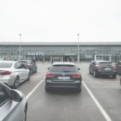 Jak odebrać kogoś z lotniska Balice bez stresu i problemów?