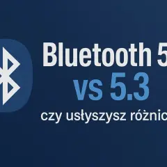 Logo Bluetooth i tekst "Bluetooth 5.0 vs 5.3 - czy usłyszysz różnicę?". Dowiedz się, jaki zasięg ma Bluetooth i czy warto przesiąść się na nowszą wersję.