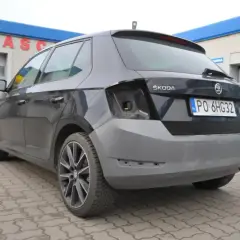 Škoda Fabia w trakcie lakierowania zderzaka. Tył auta przygotowany do malowania.