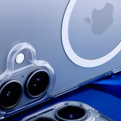 Przezroczyste etui na iPhone'a z widocznym jabłkiem Apple i modułem aparatu. Idealny iPhone dla seniora, łatwy w obsłudze.
