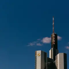Commerzbank-Hochhaus im blauen Himmel. Die Negativzinsen der Commerzbank sind ein Thema, das viele Sparer beschäftigt.