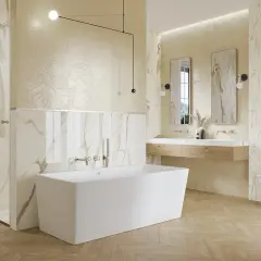 Elegancka łazienka z wanną wolnostojącą, prysznicem i podwójną umywalką. Wnętrze zdobią płytki marmurowe ze złotem, tworząc luksusowy klimat.