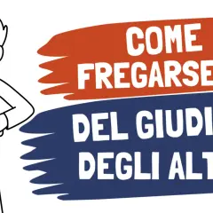 Uomo sorridente con le mani sui fianchi, accanto a scritte che spiegano come fregarsene del giudizio degli altri.
