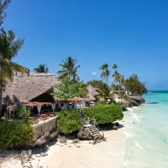 Rajska plaża na Zanzibarze, idealna na wakacje. Pamiętaj o zanzibar szczepienia przed podróżą.